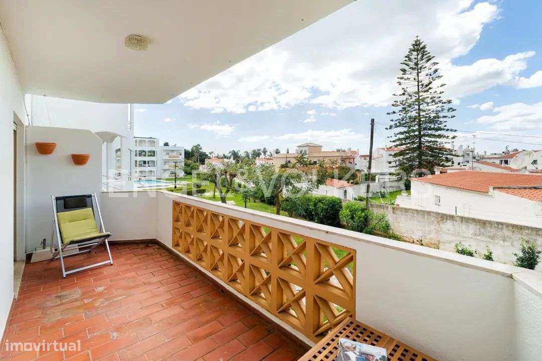 Apartamento em condomínio com Piscina a pé da Praia - Grande imagem: 2/27