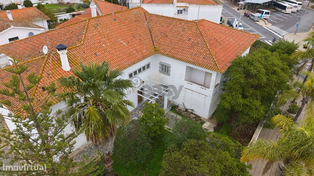 Moradia Senhorial com 16 divisões com Arrumos e Jardim, centro-22