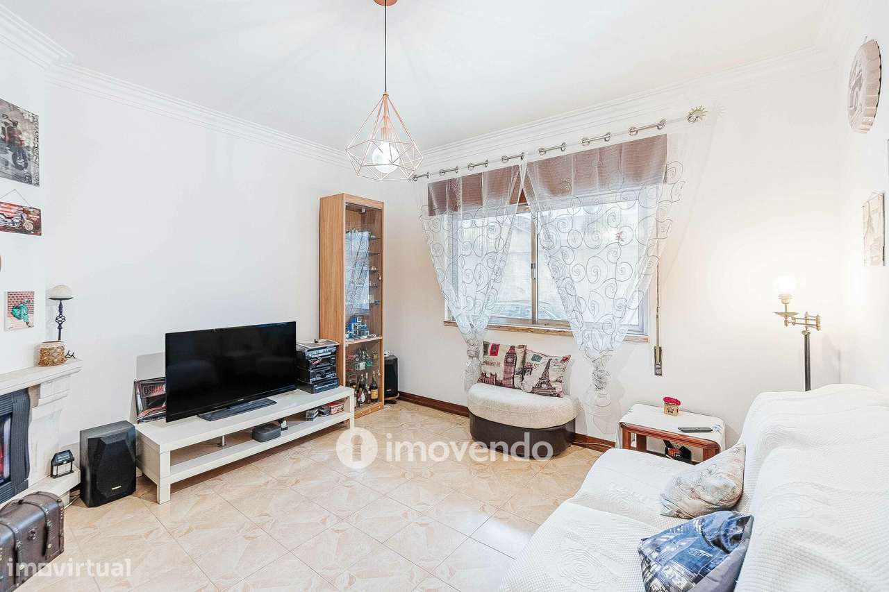 Apartamento T2 com arrecadação, em Agualva-1