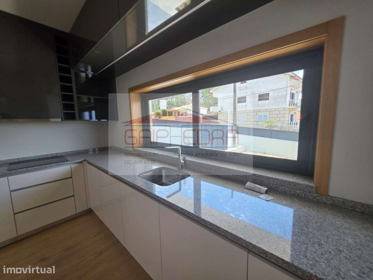 Moradia 4 frentes nova  com 840 m2 terreno em Felgueiras-13
