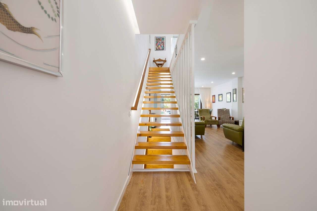 Moradia, semi-nova, com piscina e garagem - Grande imagem: 2/32