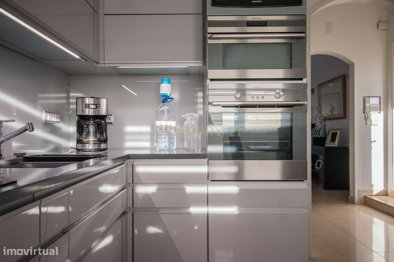 Moradia com piscina, terreno e anexos em Vieira de Leiria e a 2km da p-38