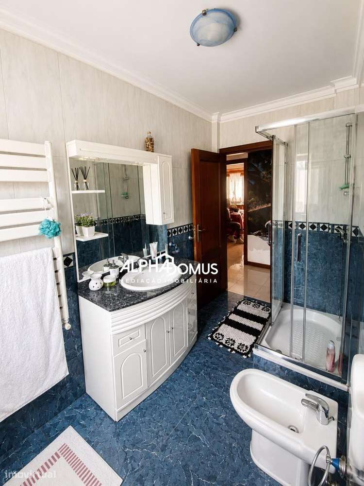 Moradia T4 com Suite, Sotão, Garagem e Espaço Exterior em Valença-17