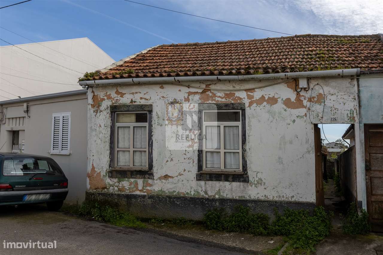 Moradia para reabilitação em Espinho com 3 frentes e terraço - Grande imagem: 2/25