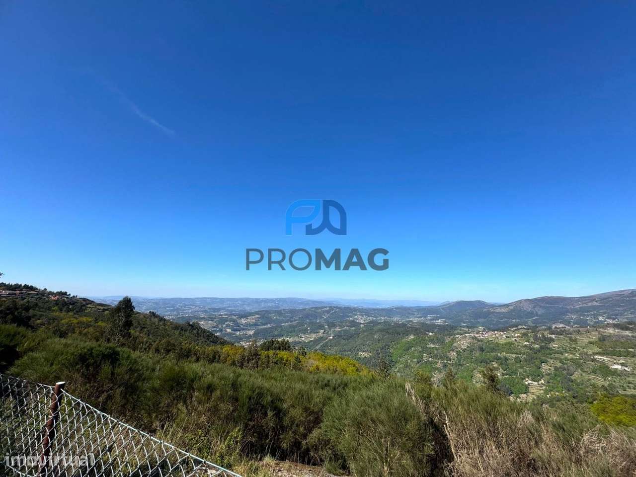 Moradia com excelente área, piscina e plena privacidade-13