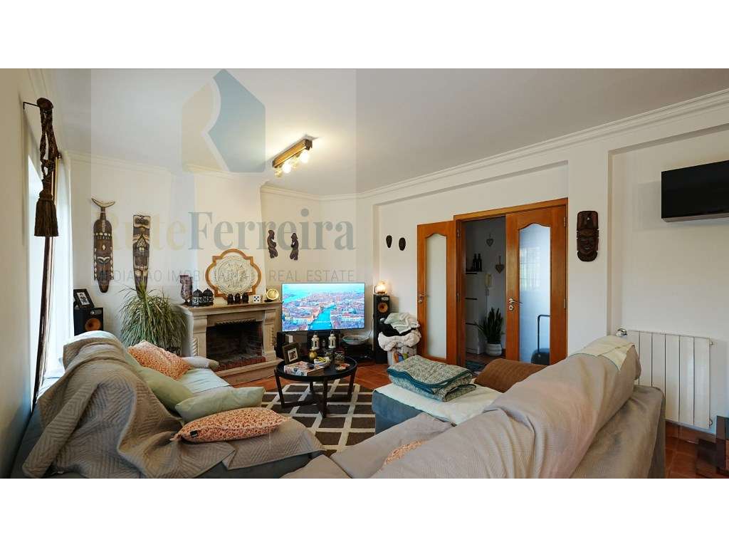 Moradia T3 localizada em São Pedro da Cadeira com jardim-7