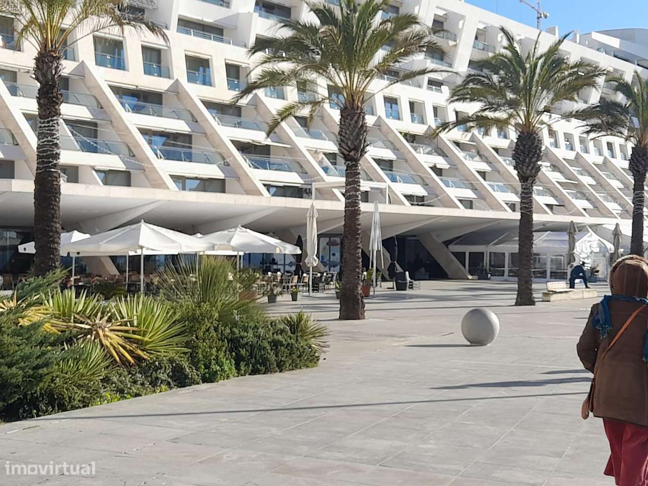 Espaço Comercial na conhecida Praça da Califórnia, em Sesimbra - Grande imagem: 4/19