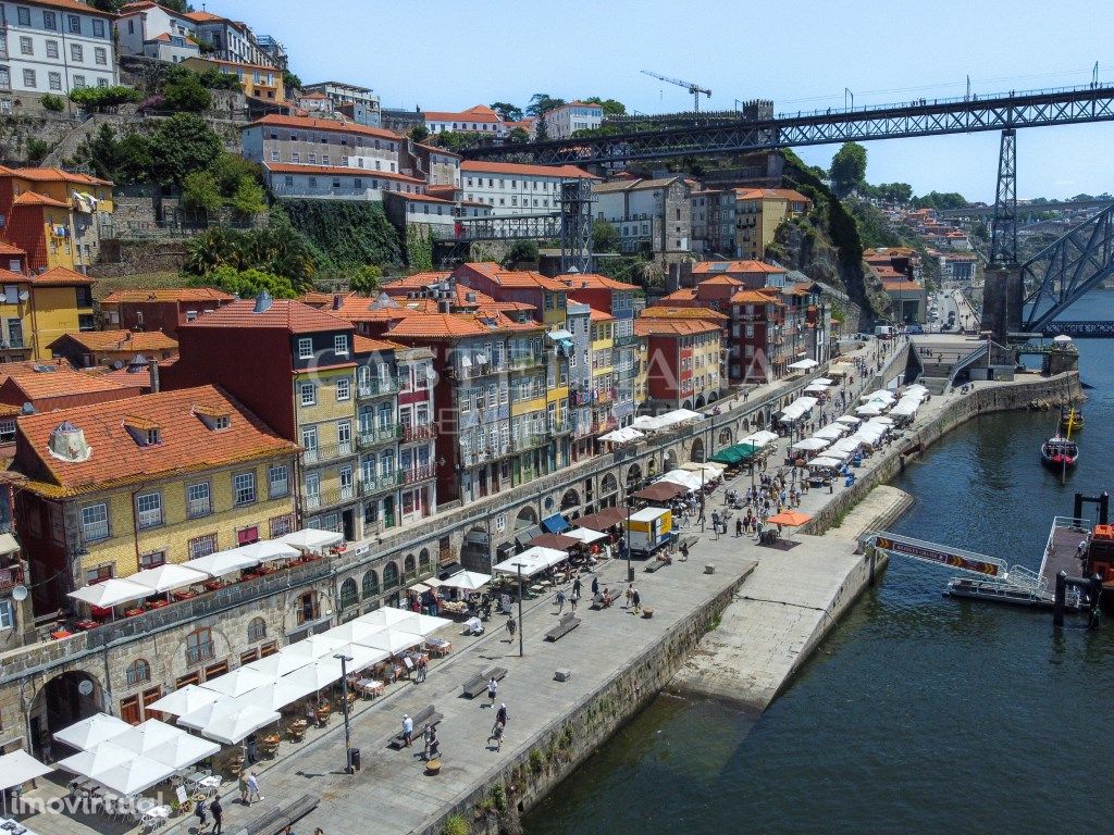 Prédio na Ribeira do Porto em frente ...