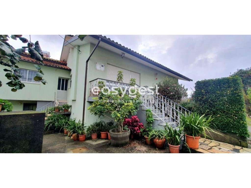 Moradia T4 com Ambientes Amplos e Terreno Espaçoso, Arear total 1576m² - Grande imagem: 1/37