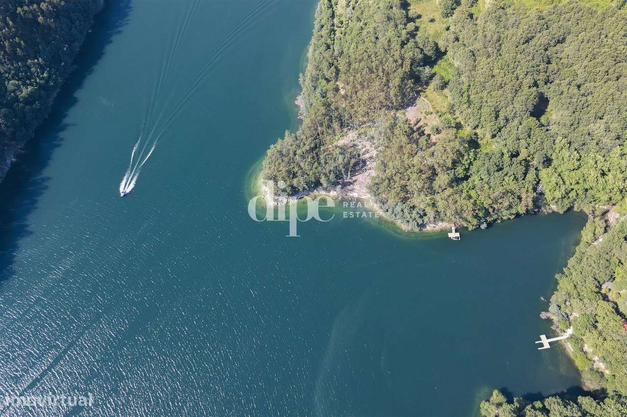 Terreno com frente rio na Albufeira da Caniçada, Gerês - Grande imagem: 4/12