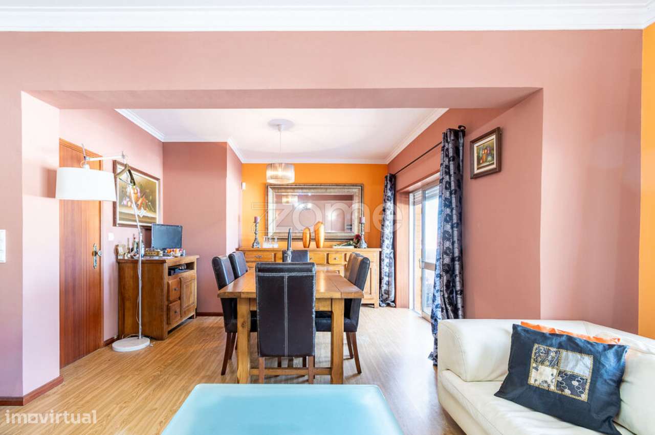 Apartamento T4: A rara combinação de espaço, jardim e garagem - Grande imagem: 4/37