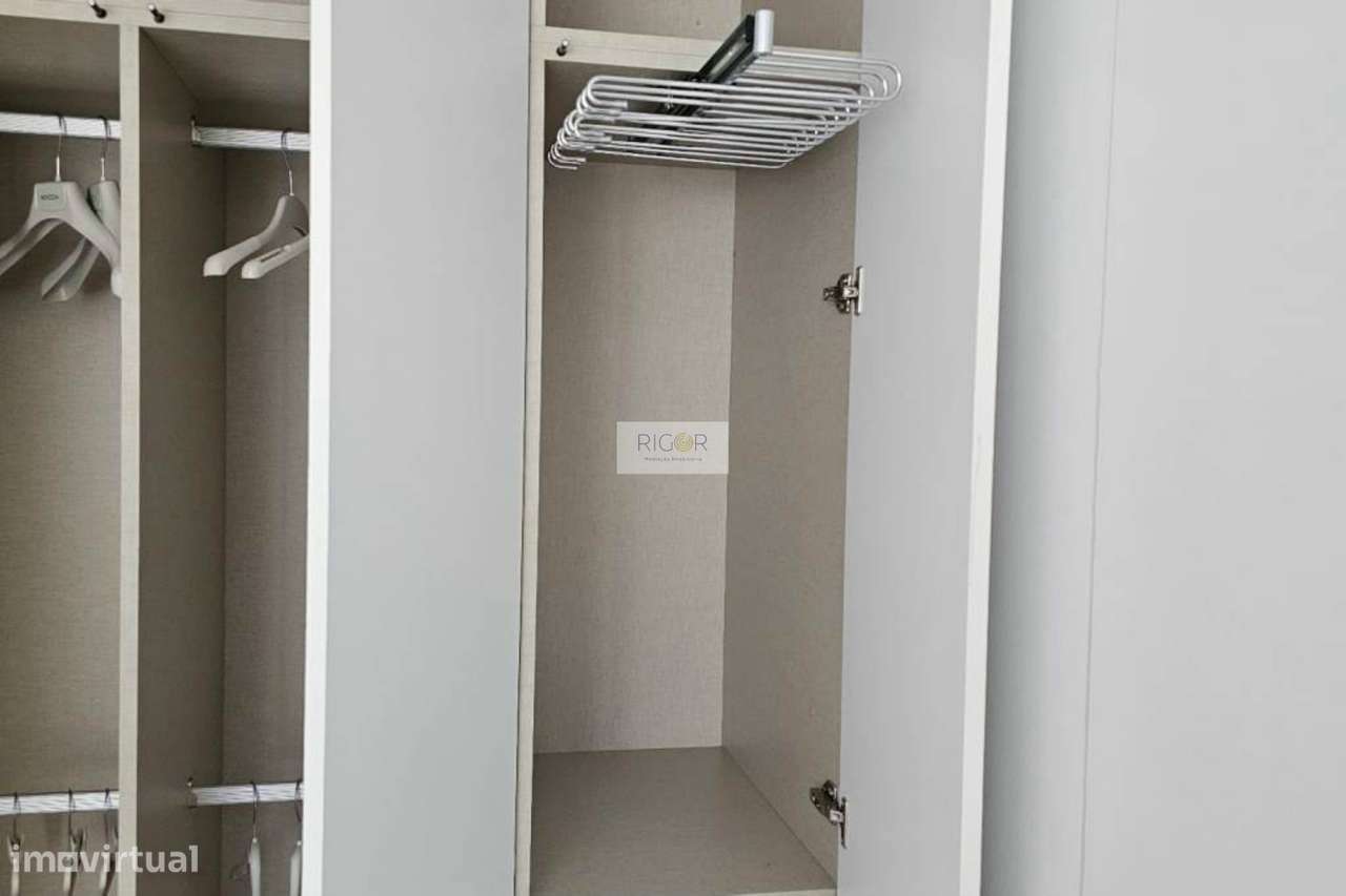 Apartamento T0 com terraço de 35m2 a Poente a 600 metros da praia, em-11