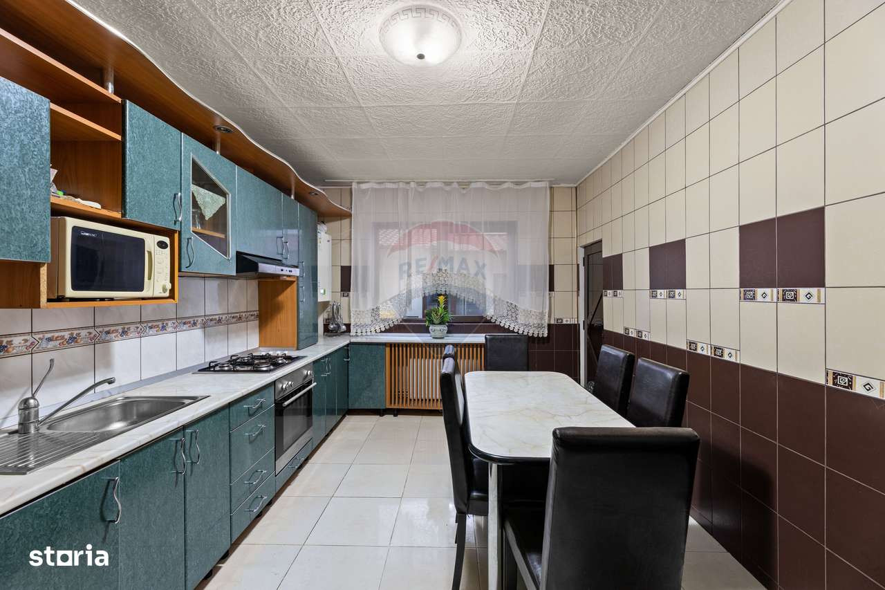 Casă spațioasă cu 4 camere și spațiu comercial în Bujac-14