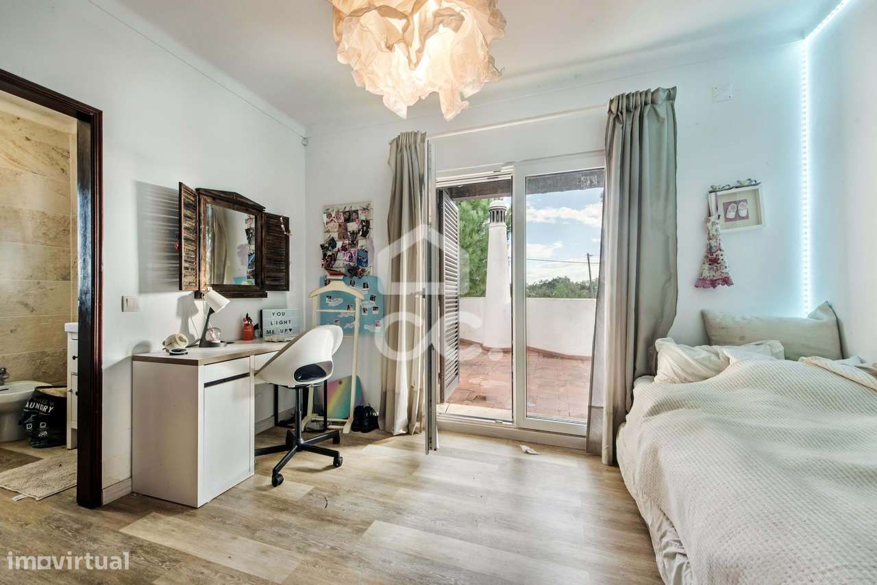 Moradia T4 independente com piscina e terreno em Alcantarilha-17