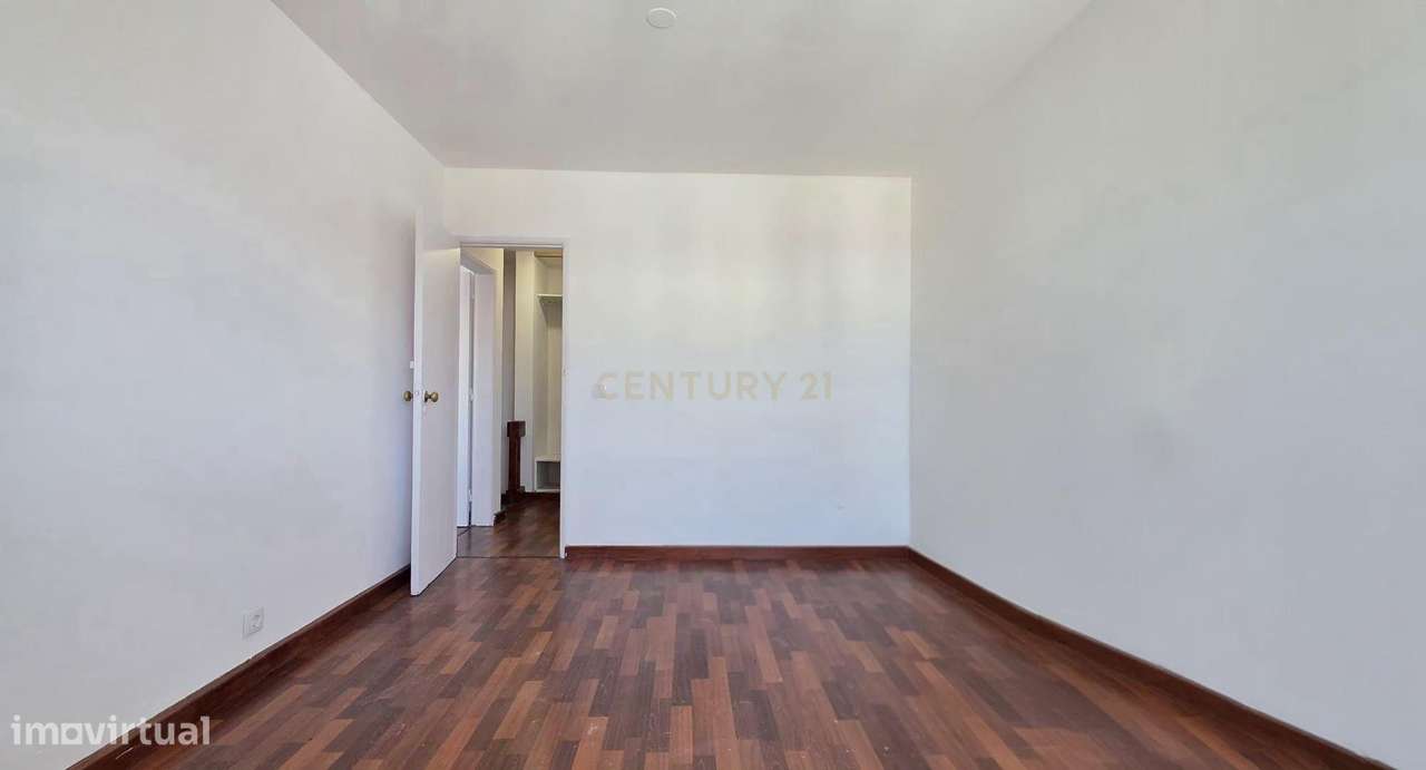 Apartamento T5 Duplex com Vista Panorâmica em Loures-18