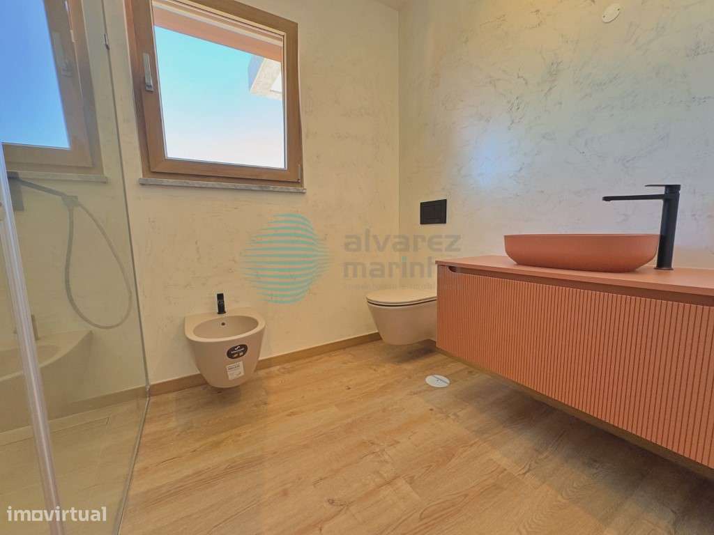Moradia T4 Independente de Design Contemporâneo com Piscina e Garagem-17