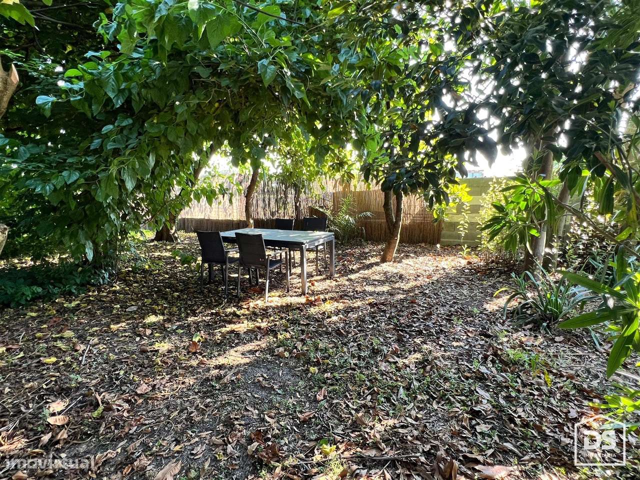 Moradia T4 + T1 com amplo terreno e espaços de lazer em Juncal, Porto-53