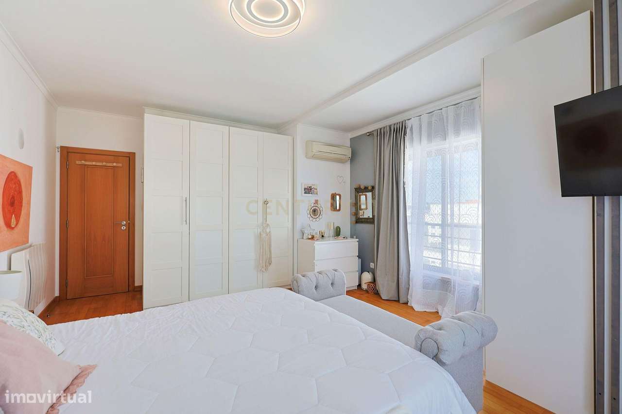 Apartamento T2 com Garagem, no Parque Luso em Corroios.-14