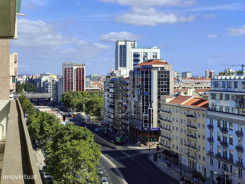 Apartamento T4 renovado, com varanda e garagem na Avenida da República - Grande imagem: 5/28