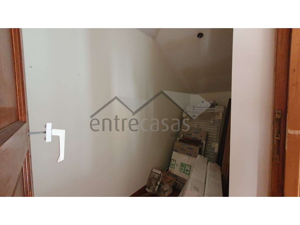 Prédio/Moradia T5 independente-21