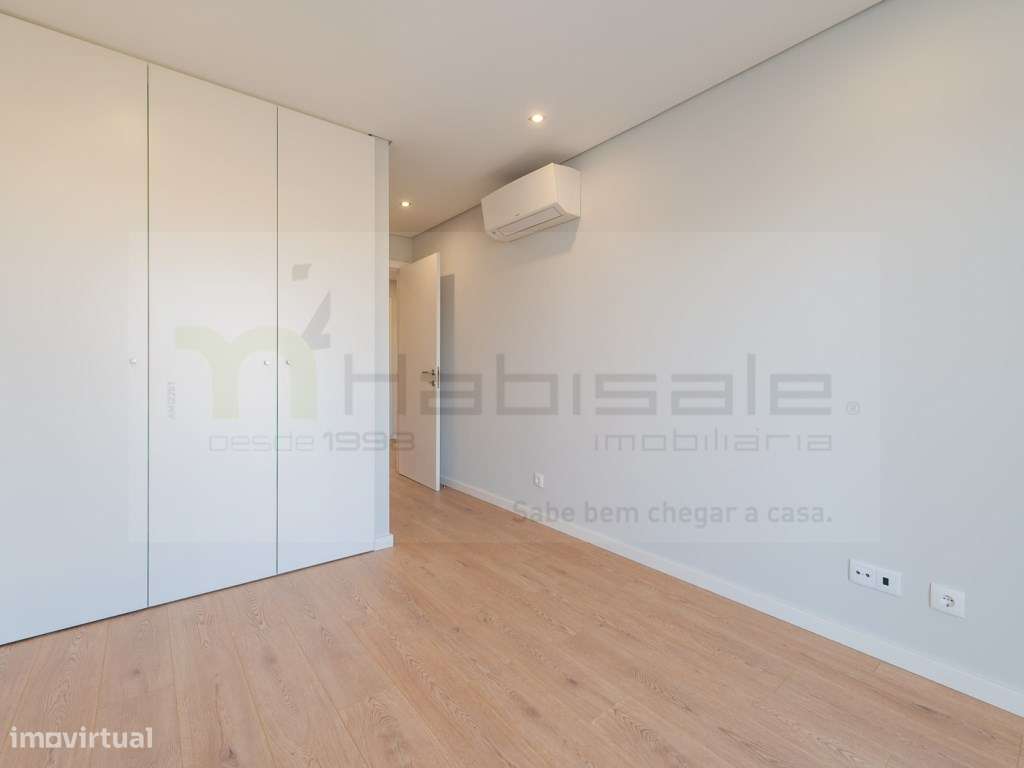T3 Excelentes Acabamentos com Box Perto da Praia de Carcavelos-14