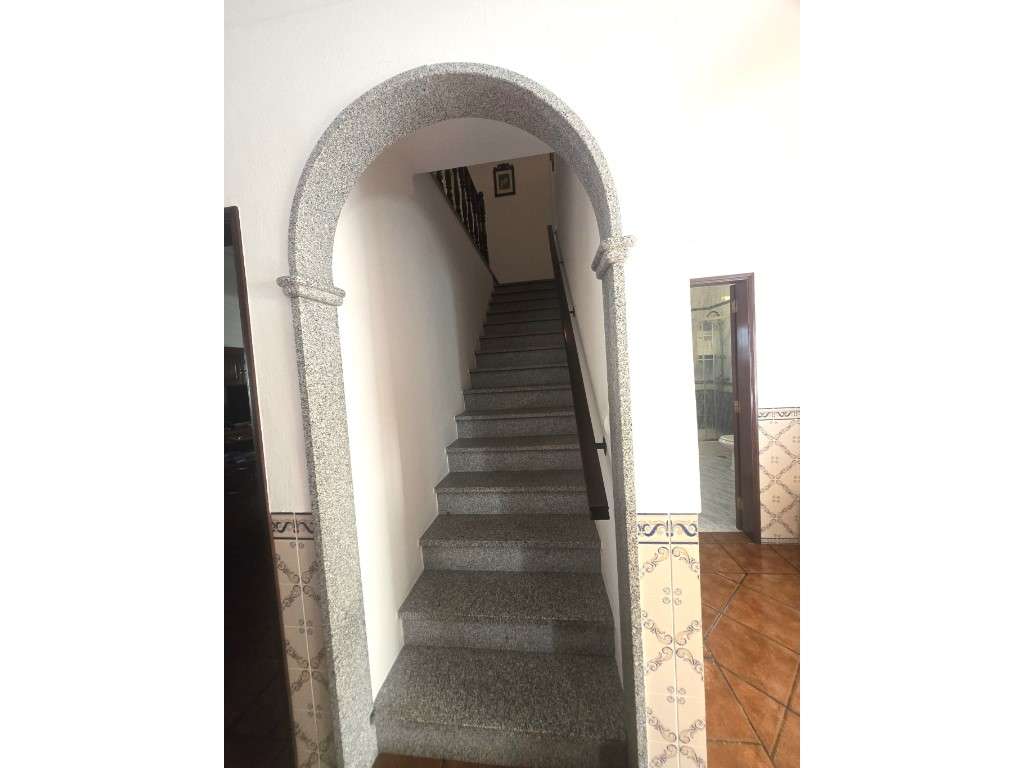 Moradia Isolada, T5, com garagem, na Vila de Redondo-10