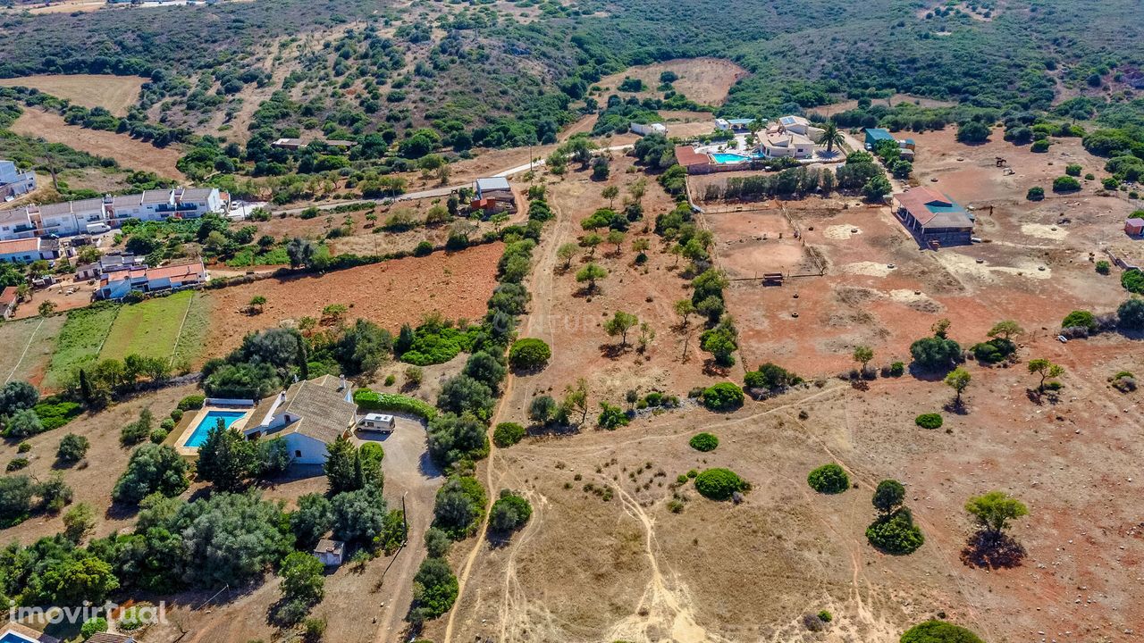 Terreno de 6880 m2 perto de Lagos