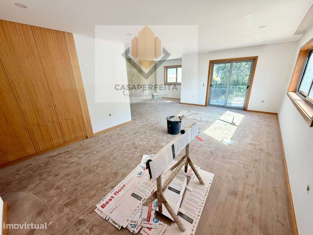 Apartamento T2 NOVO de 2 Frentes com 131m2, Varanda e Lugar de Gara...-4