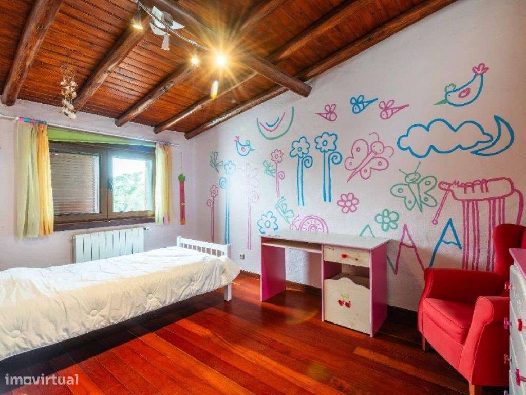 Moradia 5 quartos (V4+1) estilo tradicional com piscina perto do ce...-9