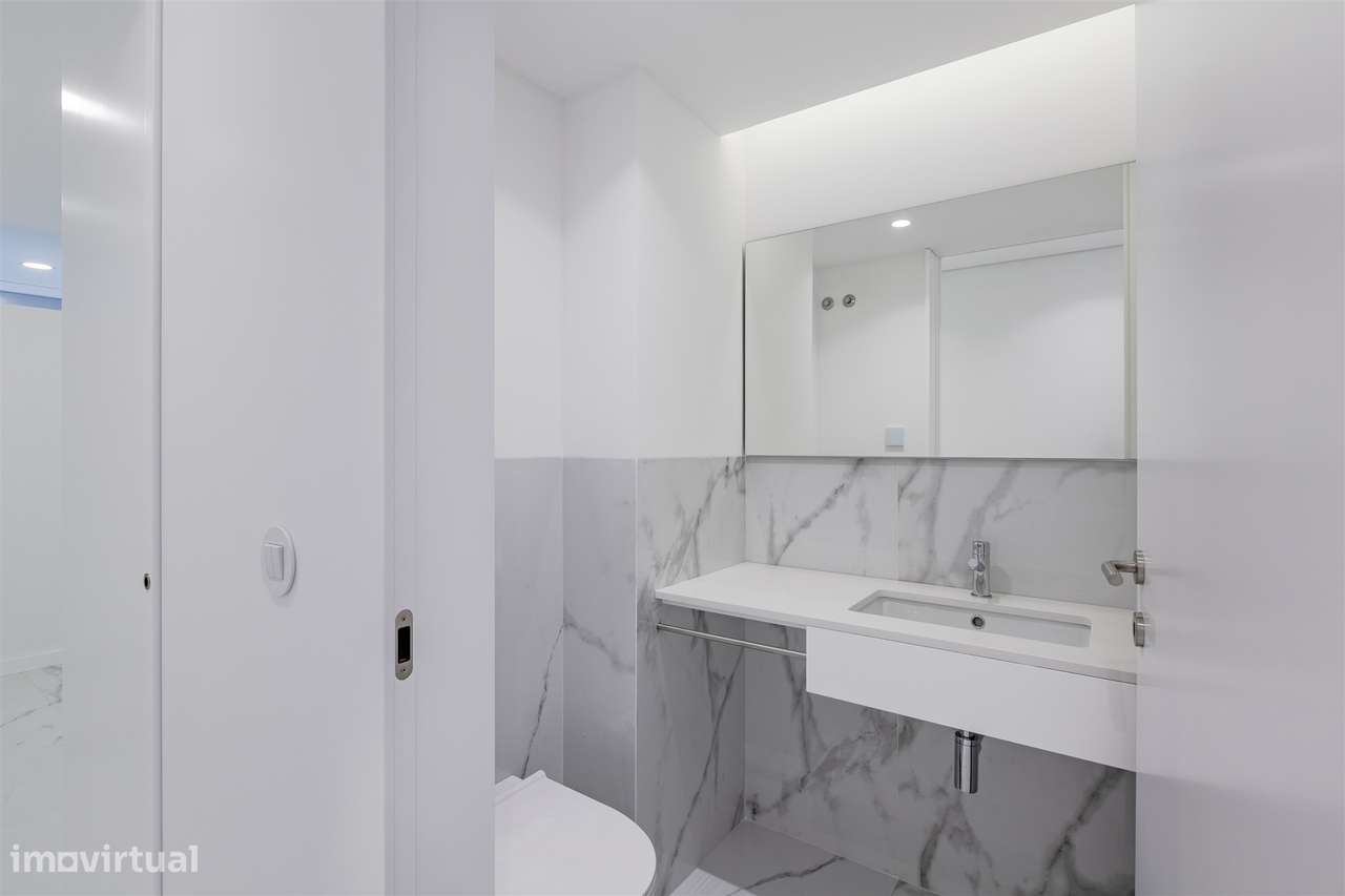 Apartamento T3 Renovado com Varandas na Avenida da Boavista-23