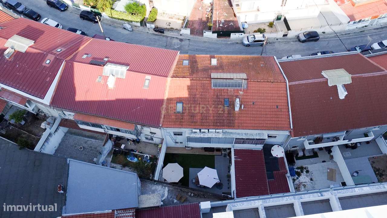 Apartamento T2 Renovado com Logradouro de 80m² no Centro de Almada-27