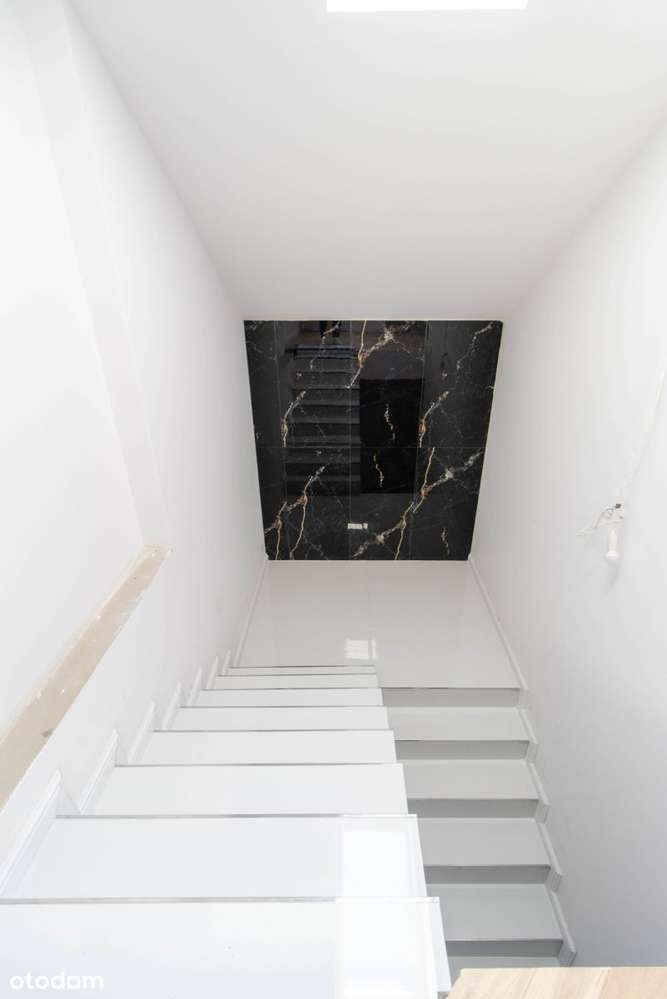 Otoczony zielenią nowoczesny dom w Brzezinach-11