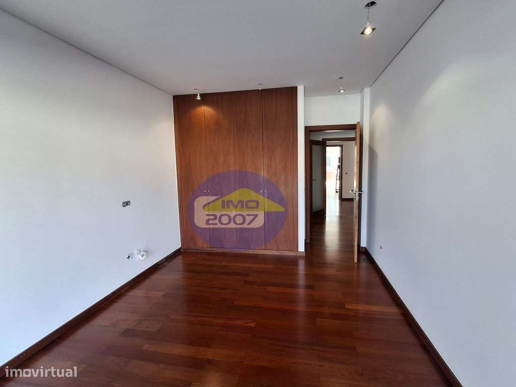 Excelente T3 com dois terraços, a Nascente e a Poente-10