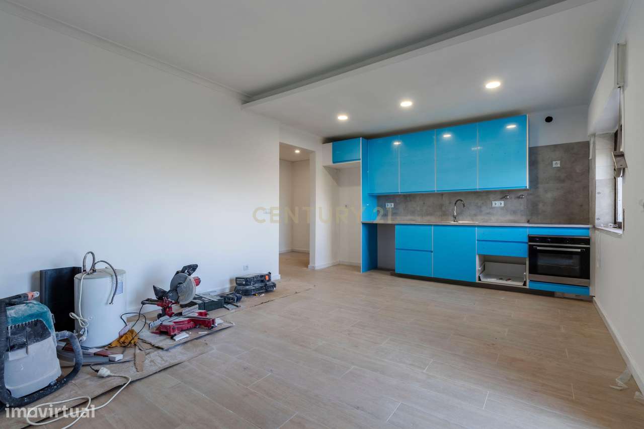 Apartamento T1 totalmente remodelado com 2 varandas,  Prédio com eleva-17