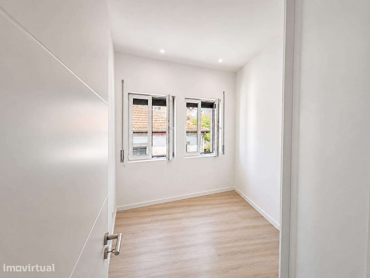 Prédio Renovado com 3 Habitações Independentes-15