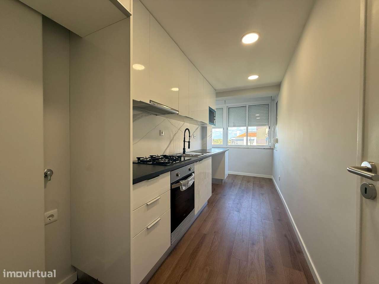 Apartamento T4 transformado em T3 Remodelado no Laranjeiro, Almada-6