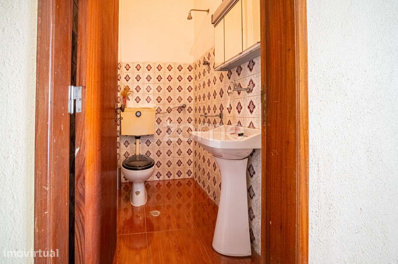 Moradia Geminada T4 com Jardim e Garagem em Zona Tranquila de Camarate-14
