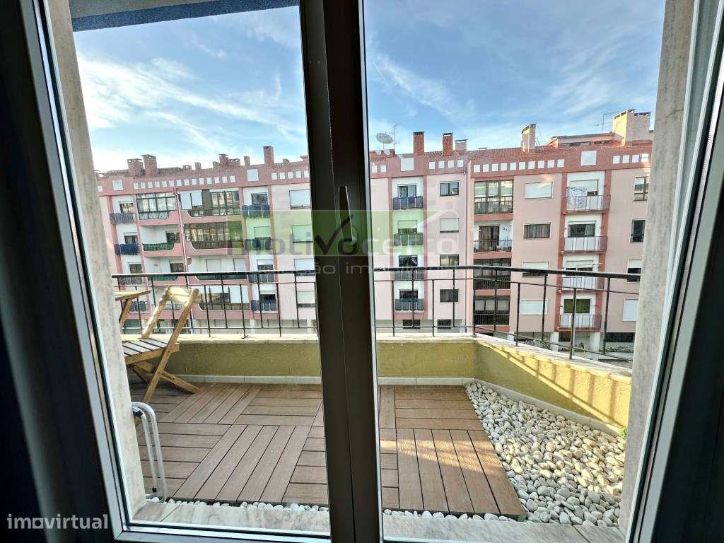 T2 Luminoso no Cacém com Varanda. Perto da Escola Secundária Gama B...-11