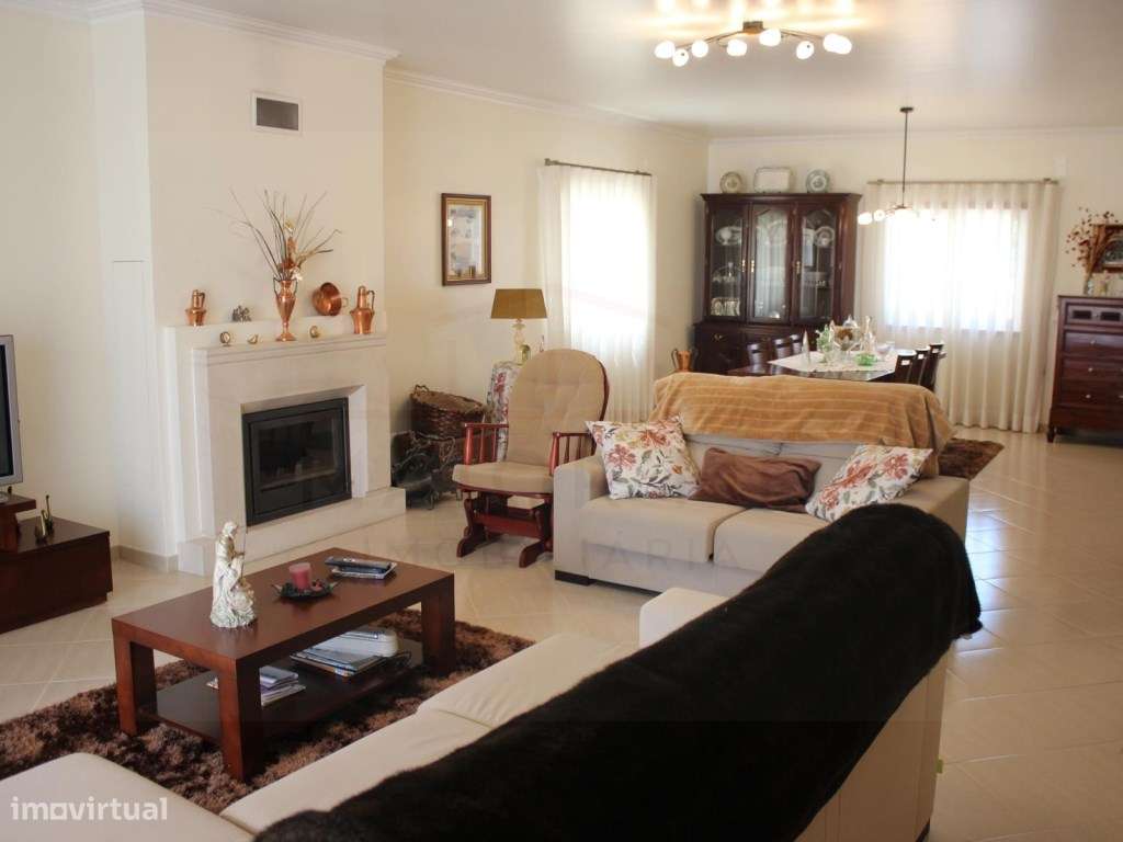 Moradia T5 com grandes áreas em zona muito tranquila de Rio Maior-16