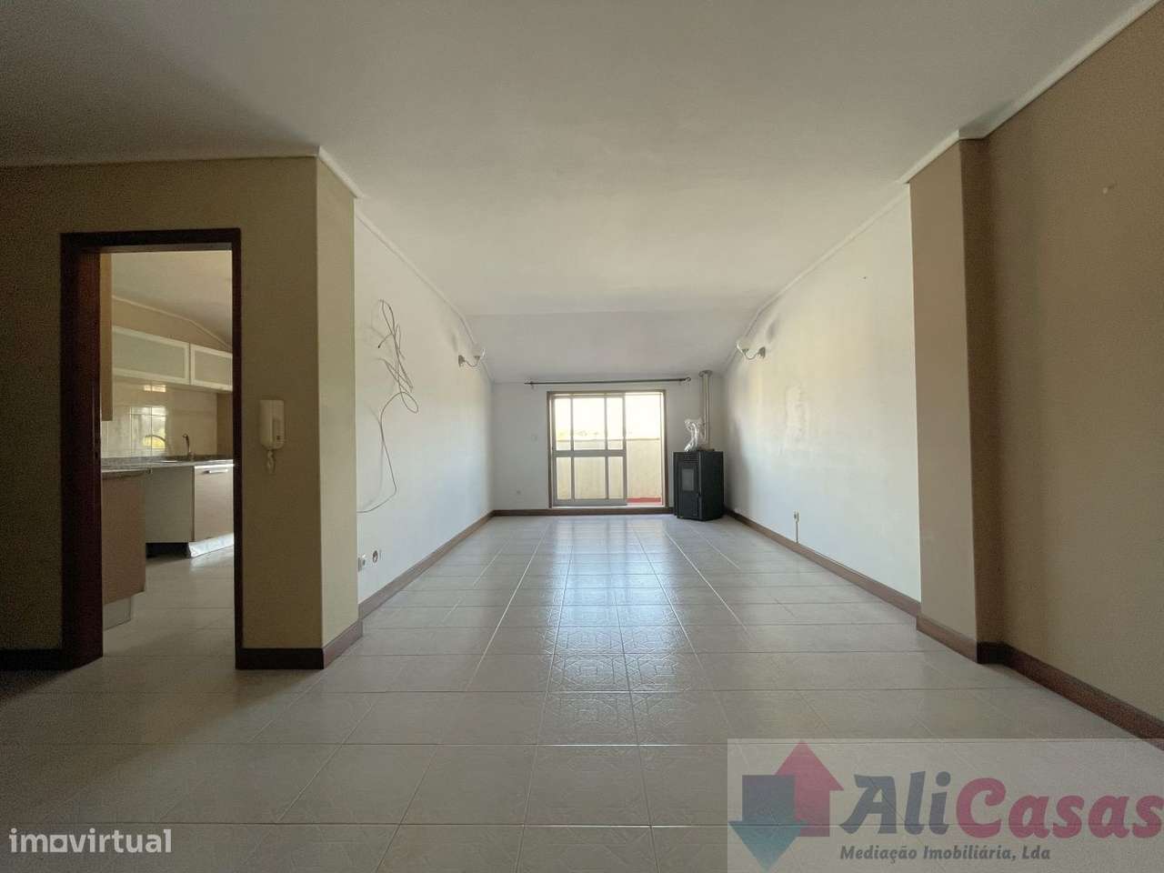 Excelente T1 C/Varanda último Andar - Grande imagem: 2/26