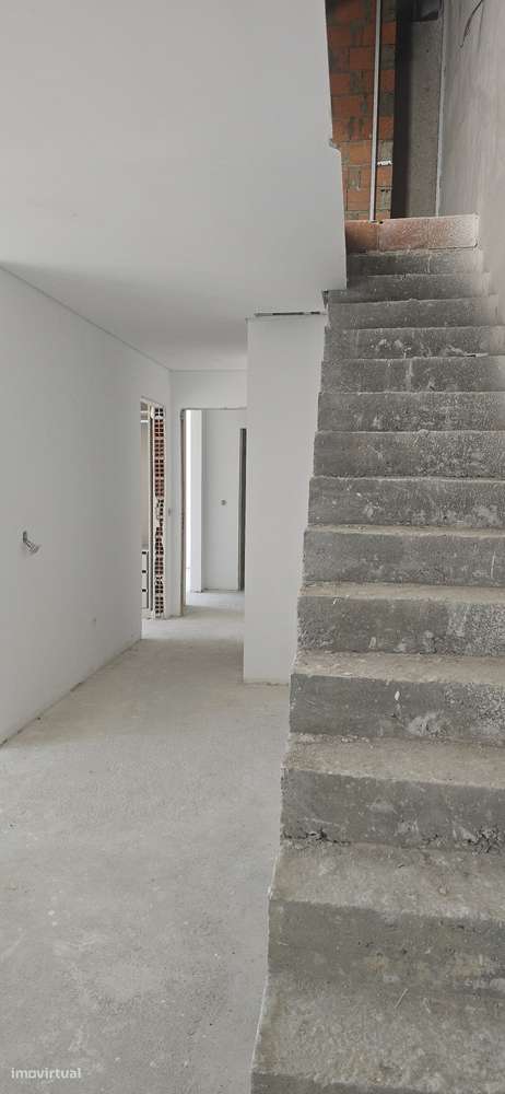 T2 duplex com parqueamento e arrecadação. - Grande imagem: 3/11