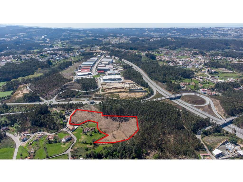 Terreno com 18414m² para construção pavilhões industriais junto à A...-8