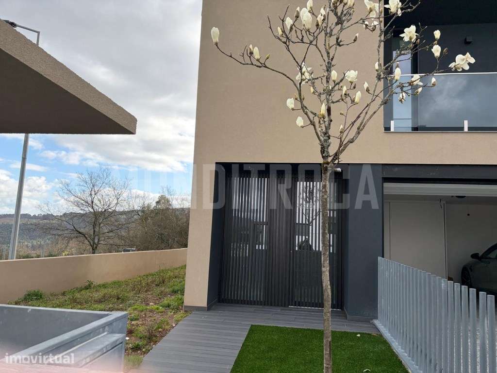 Moradia gaveto em Lanhoso - pronta a habitar - Grande imagem: 2/19