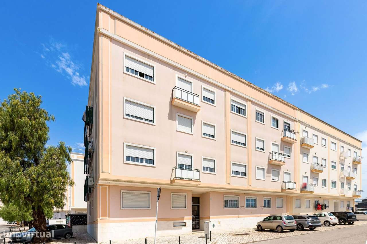 Moderno T2 em Loures / Prédio de 2007 / Arrecadação-18