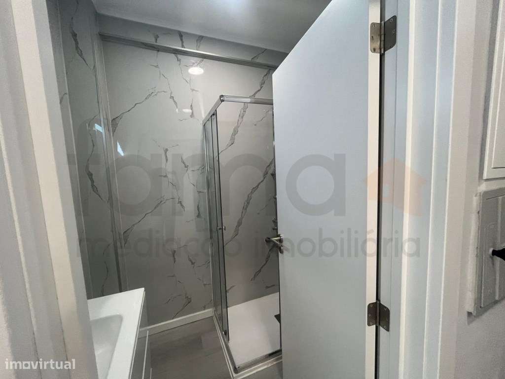 Apartamento T1 Remodelado com Varanda e Elevador-17