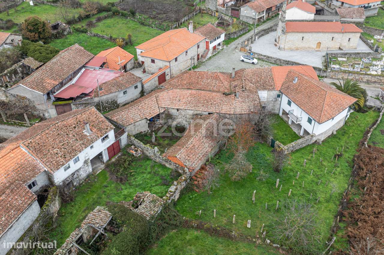 Moradia de 2 pisos com pátio para reconstruir - Ardãos, Boticas - Grande imagem: 5/15