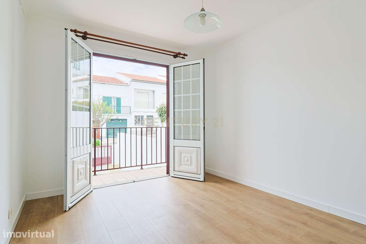 Moradia T2+1 com sótão, garagem, jardim e logradouro – Ponta Delgada-30