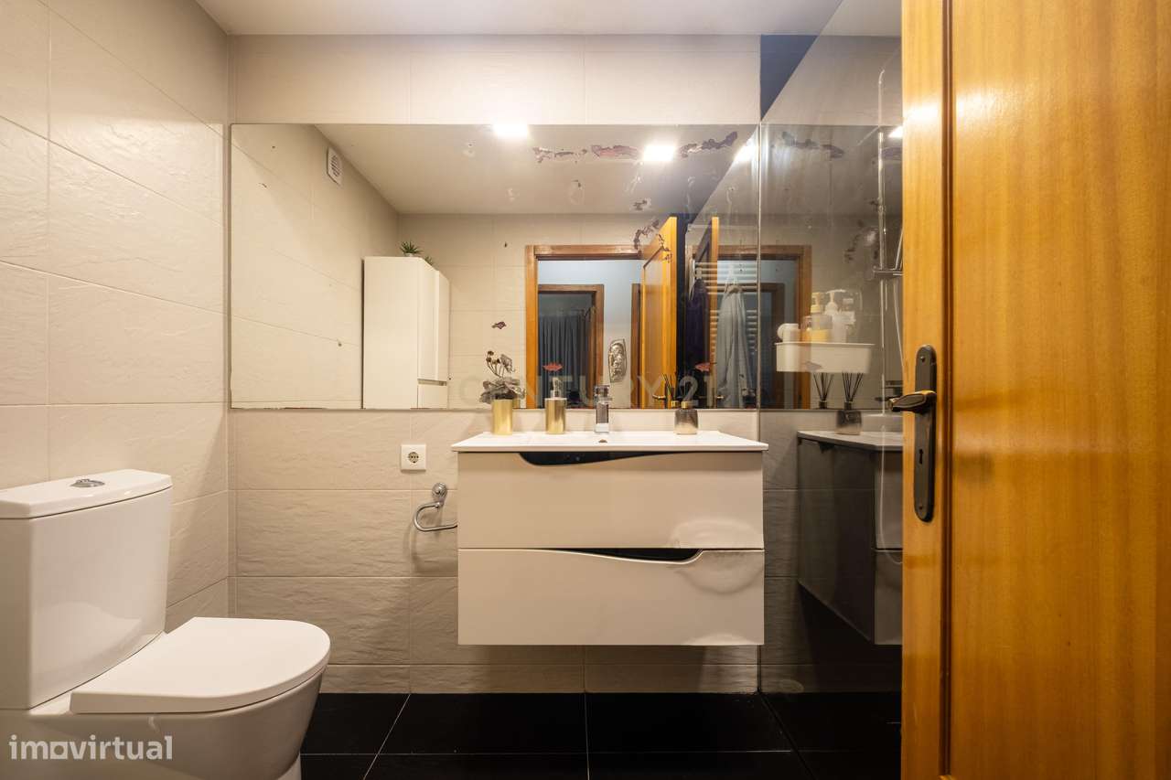 Apartamento T3 Renovado, com aquecimento central, varanda e lugar de g-19