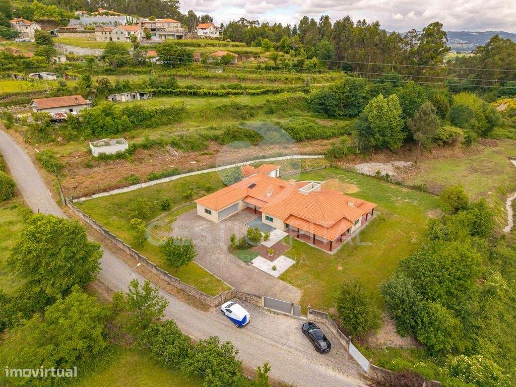 Moradia T4 Térrea de Luxo em Pedra com Terreno, Garagem e Levada Natur-40
