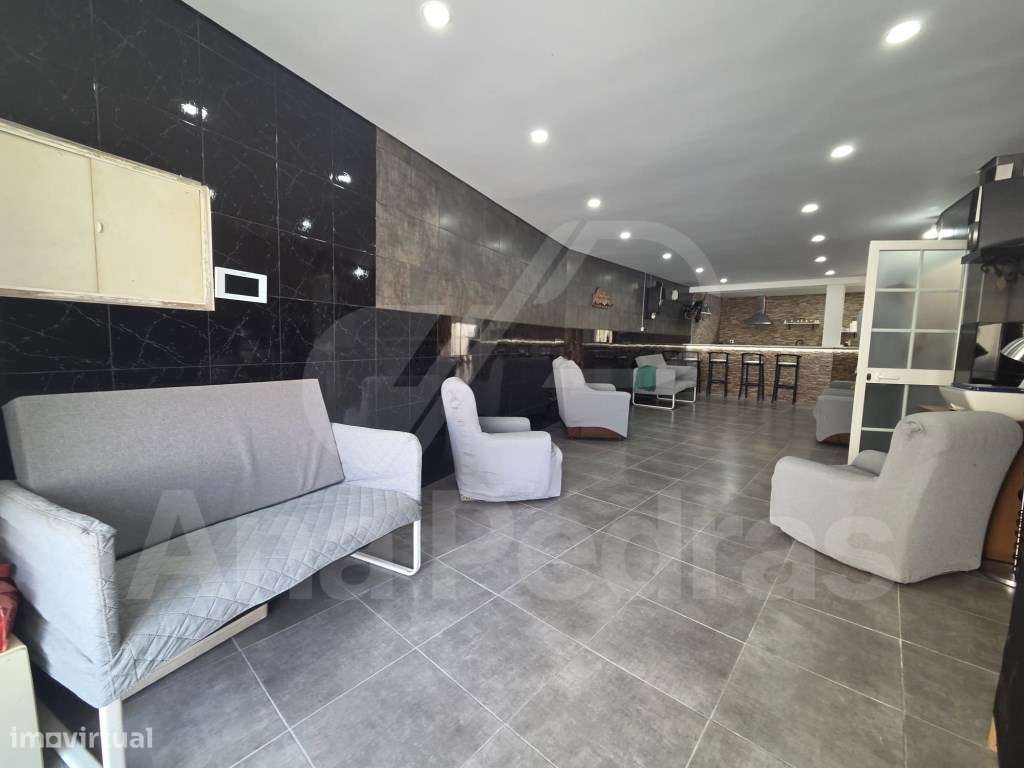 Moradia Bi-Familiar Totalmente Remodelada com Logradouro e Elevado ...-41